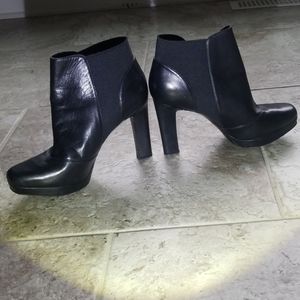 Shoe bootie gently used